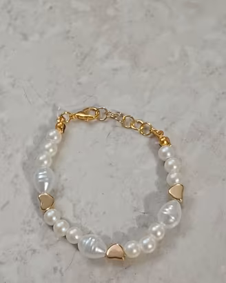 bracciale fatto a mano elegante con perle e cuori