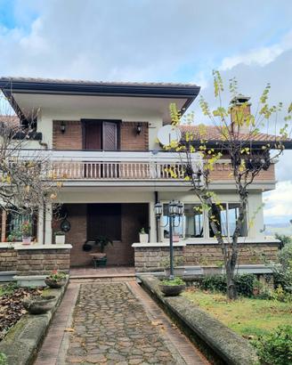 Villa bifamiliare con giardino