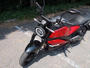 Moto NIU RQI elettrica pari a 125cc