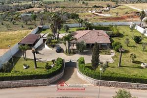 Villa immersa nel verde con piscina