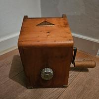 Grattuggia in legno anno 1951