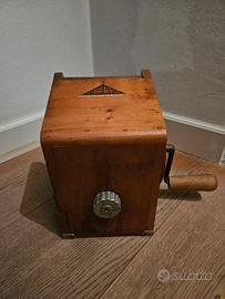 Grattuggia in legno anno 1951