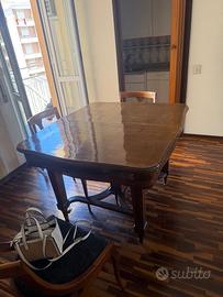 Tavolo di legno antico con 6 sedie