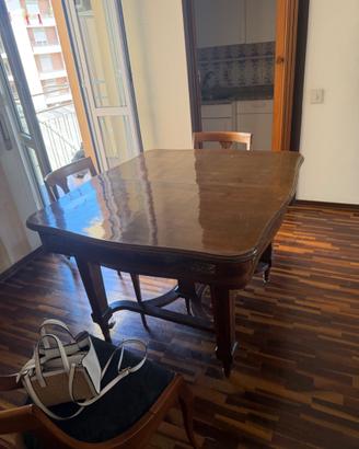 Tavolo di legno antico con 6 sedie