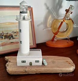 Faro con casetta in legno con luce led su legno