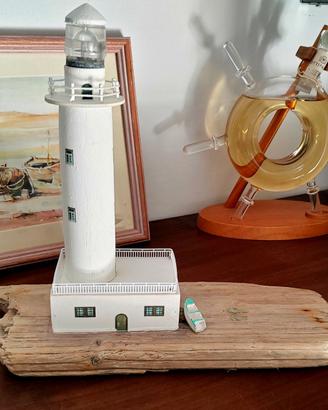 Faro con casetta in legno con luce led su legno