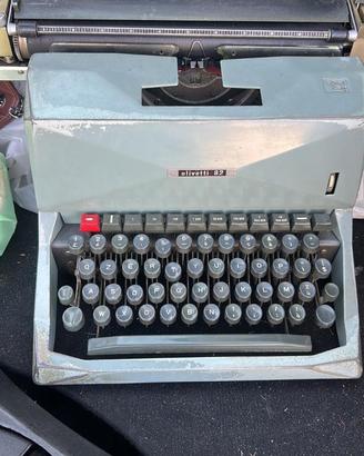 Macchina da scrivere Olivetti azerty 82