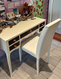 Scrittoio e sedia in ecopelle