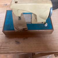 Macchina da cucire a batterie giocattolo