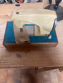 Macchina da cucire a batterie giocattolo