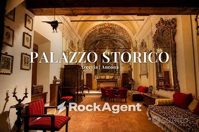 Palazzo / Stabile di 288 m² con più di 5 locali a 