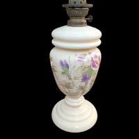 Lume antico a petrolio in vetro opalino.