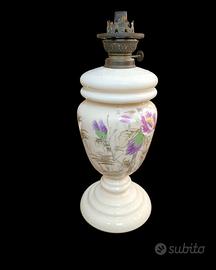 Lume antico a petrolio in vetro opalino.