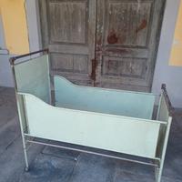 Lettino vintage in metallo – Verde chiaro
