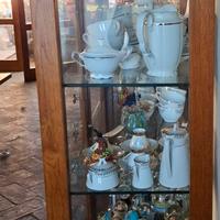 vetrina in legno e vetro 