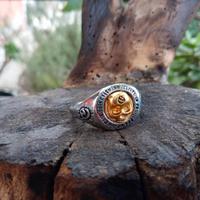 Anello amuleto con teschio e simboli celtico