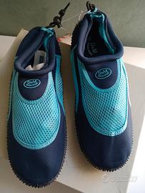Calzatura sportiva in gomma/neoprene, regolabile.