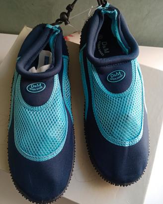 Calzatura sportiva in gomma/neoprene, regolabile.