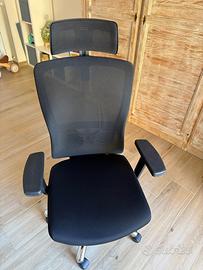 Sedia da ufficio ergonomica con braccioli neri