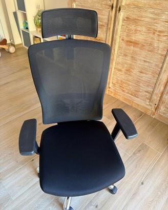 Sedia da ufficio ergonomica con braccioli neri