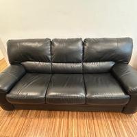 Divano nero in ecopelle