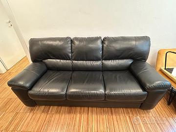 Divano nero in ecopelle