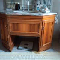 Bagno in legno e ripiano in  marmo