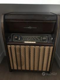 Mobile radio e giradischi antico