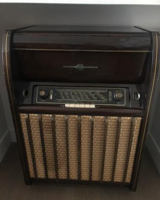 Mobile radio e giradischi antico