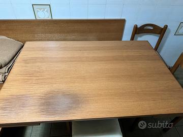 Tavolo allungabile, panche, sedie e mobile cucina