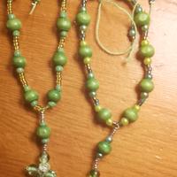 Bracciale grani verdi e croce handmade