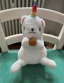 Scoiattolo unicorno bianco con coda arcobaleno