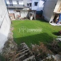 Ampia soluzione indipendente con cortile e boschet