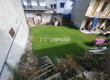 Ampia soluzione indipendente con cortile e boschet