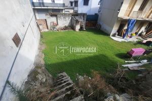 Ampia soluzione indipendente con cortile e boschet