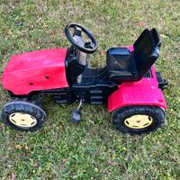 Trattore giocattolo a pedali