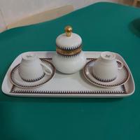 vassoio con tazzine da caffè 