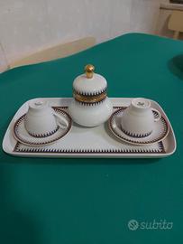 vassoio con tazzine da caffè 