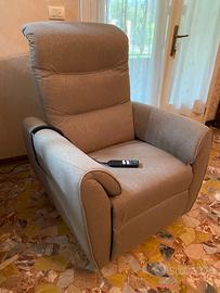 Poltrona servoassistita per anziani