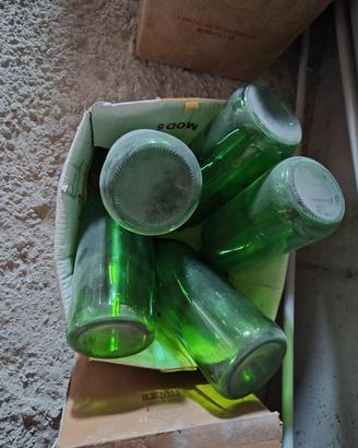 Bottiglie in vetro per vino e bottiglioni