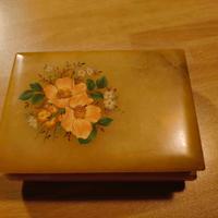 Scatola in alabastro con fiori