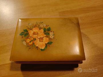 Scatola in alabastro con fiori