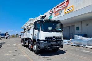 Mercedes Benz Arocs 3243 con Pompa Cifa K42L