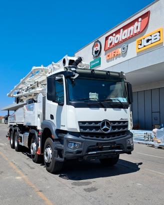 Mercedes Benz Arocs 3243 con Pompa Cifa K42L