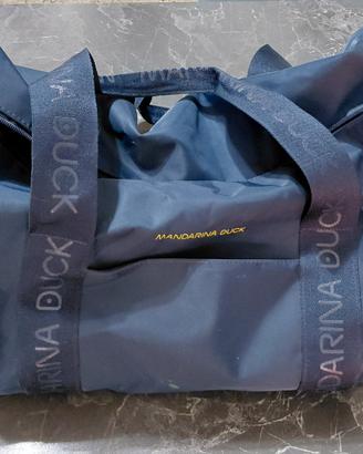 Borsa Mandarina Duck
Nuova
Lunghezza 59 cm.