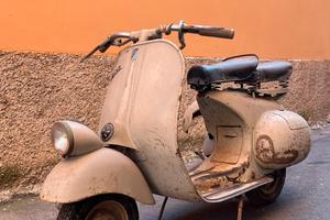 Vespa faro basso conservata