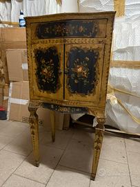 Comodino/complemento d’arredo antico