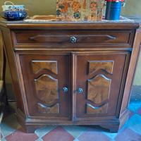 mobiletto d’epoca con cassetto e ante in legno