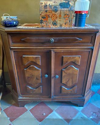 mobiletto d’epoca con cassetto e ante in legno