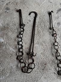 Antiche catene da camino in ferro battuto